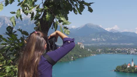 Una-Mujer-Tomando-Fotos-Con-Su-Cámara-Del-Lago-Bled-En-Eslovenia