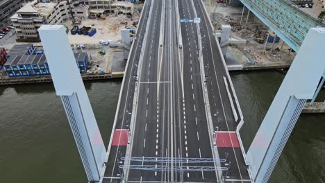 Hisingsbron-Vertical-lift-Bridge-Crosses-Gota-Alv-In-Central-Gothenburg,-Sweden