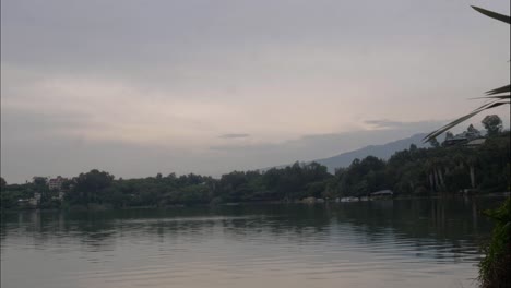 Side-view-of-Babogaya-lake-in-Bishifu-in-Ethiopia,-with-small-boat-passing-by