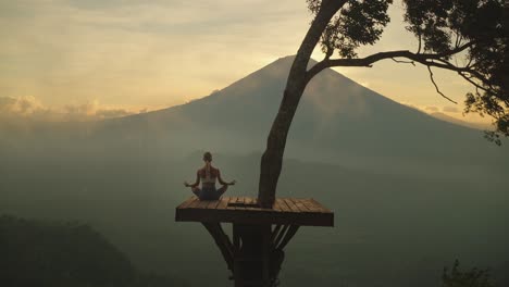 Beliebte-Lahangan-Süße-Aussichtsplattform-Am-Berg-Agung-Mit-Frau-In-Lotuspose