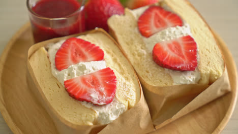 pancake-sandwich-strawberry-fresh-cream