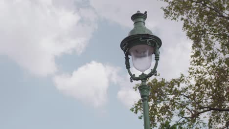 Lámpara-De-Calle-Vieja-En-París-Que-Se-Ve-Maravillosa-Contra-Un-Cielo-Nublado