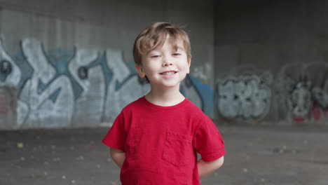 Ein-Kleiner-Junge-Hat-Spaß-Und-Macht-Lustige-Ausdrücke-Vor-Der-Kamera-In-Einem-Roten-T-Shirt