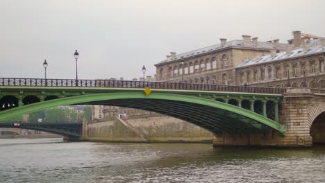 Cámara-Panorámica-Sobre-El-Histórico-Puente-De-Notre-dame-Ubicado-En-El-Río-Sena-En-París