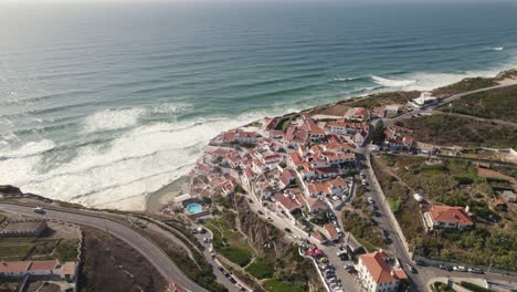Luftaufnahme-Der-Schönen-Küstenstadt-Azenhas-Do-Mar-In-Portugal-Mit-Ruhiger-Seelandschaft