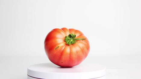Frische-Rote-Reife-Tomate,-Die-Auf-Weißem-Hintergrund-Rotiert