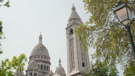 Basilika-Des-Heiligen-Herzens,-Paris,-Eingefangen-Durch-Das-Laub