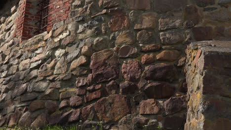 Ein-Blick-Auf-Eine-Farbenfrohe-Und-Interessante-Steinmauer-Einer-Alten-Und-Alten-Festung-Korela,-Die-Heute-Ein-Museum-In-Russland-Ist
