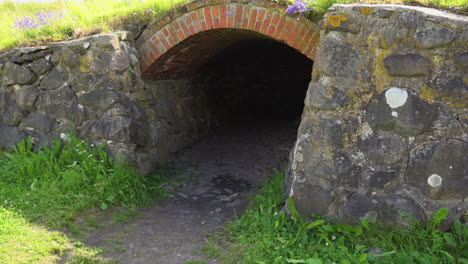 Ein-Blick-Auf-Einen-Alten-Und-Alten-Unterirdischen-Tunnel-Einer-Festung