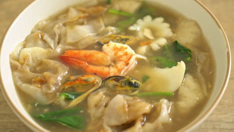 Wide-Rice-Noodles-with-Seafood-in-Gravy-Sauce---Asian-food-style