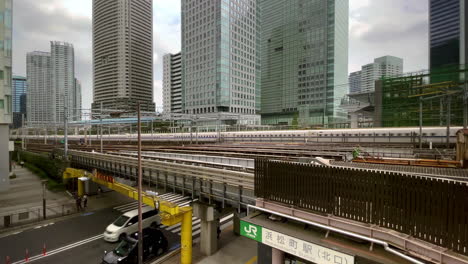 Hochgeschwindigkeitszüge-Fahren-über-Die-Tokyo-Street