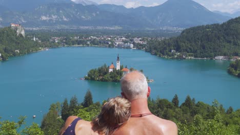 Ein-Romantisches-älteres-Ehepaar-Genießt-Den-Blick-Auf-Den-Bleder-See-In-Slowenien
