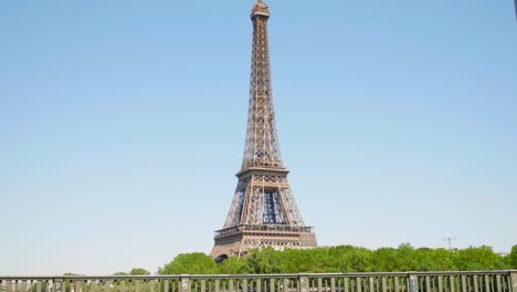 Torre-Eiffel-Capturada-De-Arriba-Hacia-Abajo-Desde-La-Distancia
