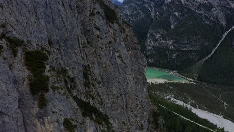 Lago-Di-Landro,-Dolomitas,-Parque-Nacional-De-Three-Peaks,-Tirol-Del-Sur,-Italia,-Septiembre