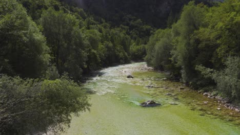 Una-Vista-Desde-Un-Puente-De-Un-Claro-Río-Soča-En-Los-Alpes-Eslovenos
