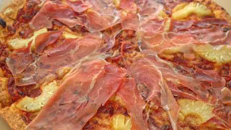 Pizza-Con-Prosciutto-O-Pizza-De-Jamón-De-Parma---Estilo-De-Comida-Italiana