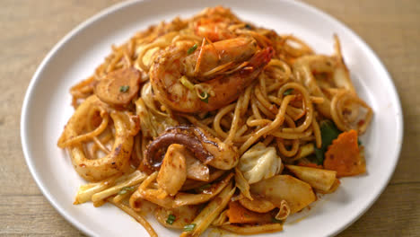 Gebratene-Tom-Yum-Meeresfrüchte,-Getrocknete-Spaghetti---Fusion-Food-Stil