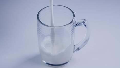 Glas-Milch-In-Zeitlupe