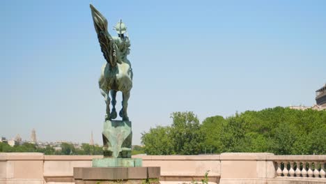 ángulo-Posterior-De-La-Estatua-La-France-Renaissante-Situada-En-París-A-Plena-Luz-Del-Día---Estatua-Histórica