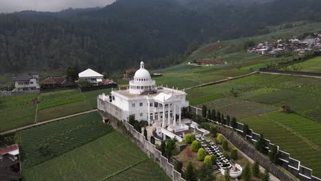 Aerial-view,-a-view-of-a-luxury-house-on-the-slopes-of-Mount-Lawu,-surrounded-by-farmers'-fields,-a-pleasant-rural-atmosphere