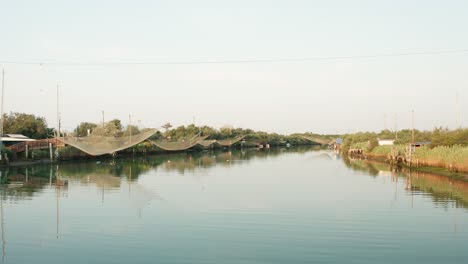 Panorama-De-Cabañas-De-Pesca-Con-Una-Típica-Máquina-De-Pesca-Italiana,-Llamada-&quot;&quot;trabucco&quot;&quot;,lido-Di-Dante,-Ríos-Unidos-Ravenna-Cerca-Del-Valle-De-Comacchio
