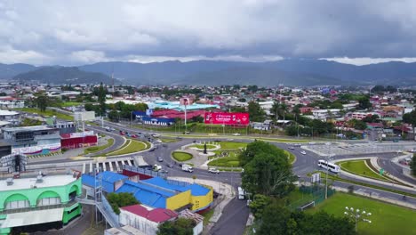 Ein-Neu-Gebauter-Kreisverkehr-Mit-Langsam-Fahrenden-Autos-In-Einem-Wohngebiet-Von-San-Jose,-Costa-Rica