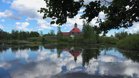 Eine-Große-Wasserfläche-Und-Grünes-Blattwerk,-Die-Den-Charme-Der-Museumsfestung-Korela,-Russland,-Vergrößern