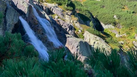 Blick-Auf-Einen-Wunderschönen-Wasserfall-Und-Die-Grüne-Natur,-Die-Ihn-Umgibt,-In-Einem-Schwenk