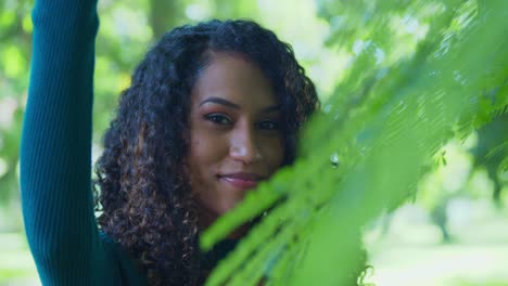 Ein-Hübsches-Ostindisches-Mädchen,-Das-Einen-Sonnigen-Tag-Auf-Der-Tropischen-Insel-Trinidad-Genießt
