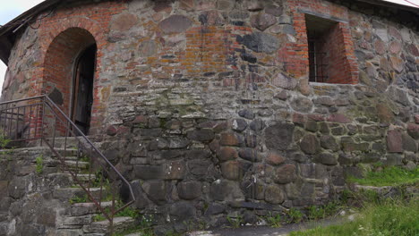 Ein-Altes-Museum-Festung-Korela-Von-Russland-Sieht-Sein-Fenster,-Den-Eingang-Mit-Der-Treppe