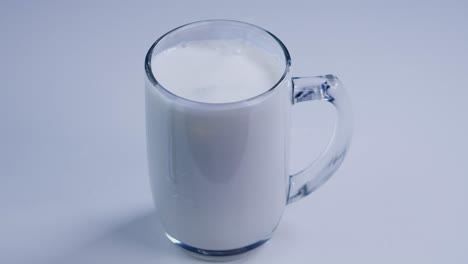 Glas-Milch-In-Zeitlupe