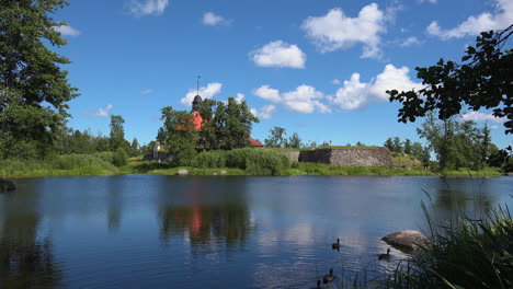 Patos-Nadando-En-Las-Tranquilas-Aguas-De-Un-Lago-Adyacente-A-La-Fortaleza-Del-Museo-Korela,-Rusia