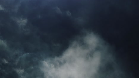 4k-Gewitterzeitraffer,-Der-Durch-Dunkle-Cumulonimbus-Wolken-Am-Himmel-Fliegt
