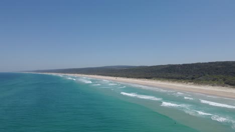White-South-Gorge-Beach-Auf-Der-North-Stradbroke-Island-In-Australien---Luftaufnahme