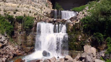Schöner-Felsiger-Wasserfall-Im-Libanon-Durch-Eine-Höhle---Luftaufstieg