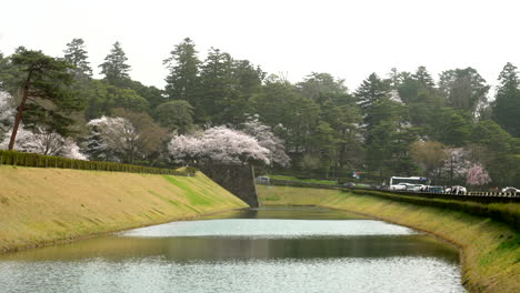 Malerischer-Blick-Auf-Die-Präfektur-Kanazawa-Während-Der-Sakura-Saison---Totale