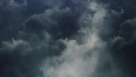 Nubes-Oscuras-Gruesas-De-4k-En-El-Cielo-Y-Relámpagos,-Tormentas-Eléctricas