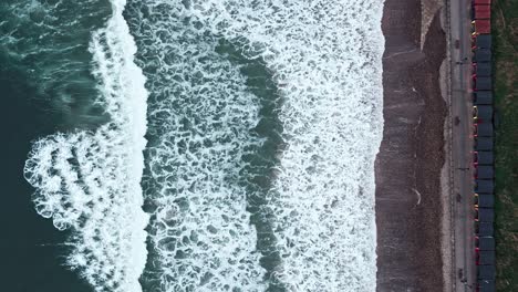 Saltburn-By-The-Sea,-Luftaufnahmen,-DJI-Inspire-2-–-Clip-1,-Bewegung:-90-Grad-Bewegung-Entlang-Der-Küste