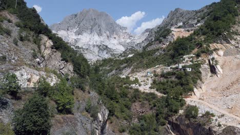 Vista-De-Las-Canteras-De-Mármol-De-Carrara-Con-Equipo-De-Excavación-Listo-Para-Trabajar