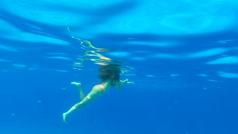 Mädchen-Schwimmen-Im-Blauen-Wasser-Griechenland-Fisch-Sommer-Schnorcheln