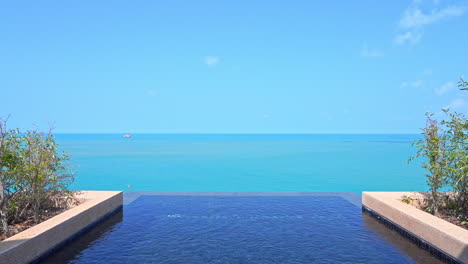 Leerer-Privater-Infinity-Pool-Auf-Dem-Dach-Mit-Blick-Auf-Das-Meer-An-Einem-Sonnigen-Tag,-In-Bali,-Urlaubsvorlage
