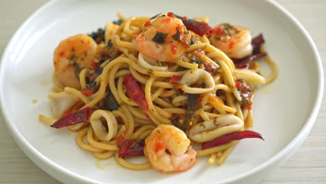 Würzige-Spaghetti-Mit-Meeresfrüchten---Gebratene-Spaghetti-Mit-Garnelen,-Tintenfisch-Und-Chili-Rühren