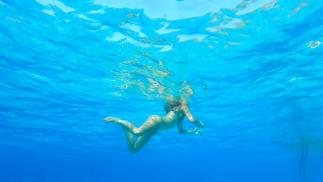 Mädchen-Schwimmen-Im-Sommer-Schnorcheln-Im-Blauen-Wasser