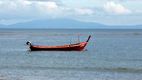 Blick-Auf-Fischerboote,-Die-Tagsüber-An-Einem-Windgepeitschten-Strand-In-Südthailand-Festgemacht-Sind