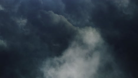 4k-Gewitter,-Das-Durch-Dunkle-Cumulonimbus-Wolken-Im-Sich-Bewegenden-Himmel-Fliegt