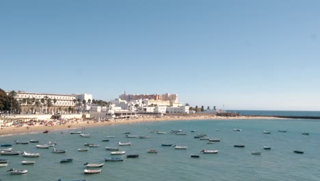 Cádiz&#39;s-Beliebtester-Strand-An-Einem-Sommertag