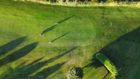 Luftdrohnenaufnahme-Von-Golfern,-Die-Auf-Dem-Fairway-Des-Golfplatzes-Houghton-Le-Spring-Spazieren-Gehen