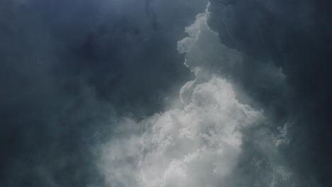 Tormenta,-Espesas-Nubes-En-El-Cielo-Con-Relámpagos