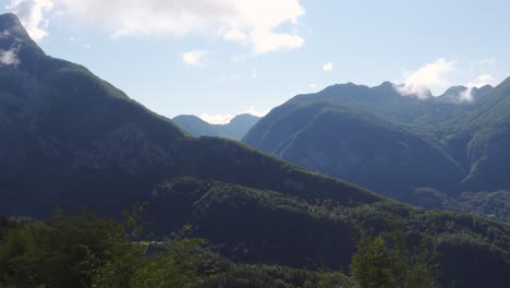 Una-Toma-Panorámica-De-Una-Cordillera-Alpina-Boscosa-Verde