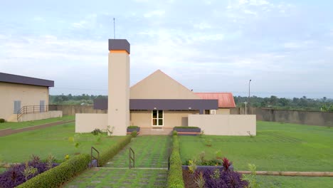 Eine-Afrikanische-Kirche-Mit-Schlichtem-Design-Und-Rasen